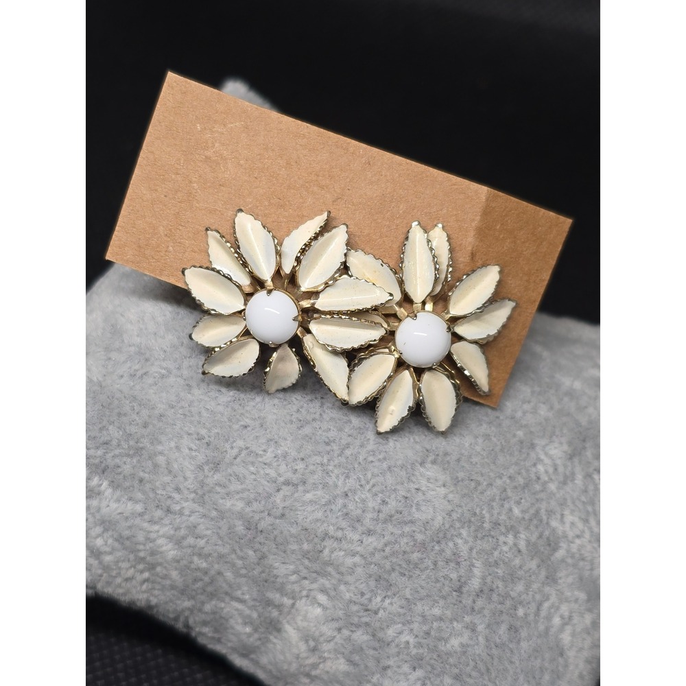 Vintage Cream‎ Enamel Daisy Flower Screw Back Earrings White Milk Glass Center